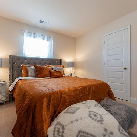 Luxury Bedroom With Private Bath Hampton Exterior photo