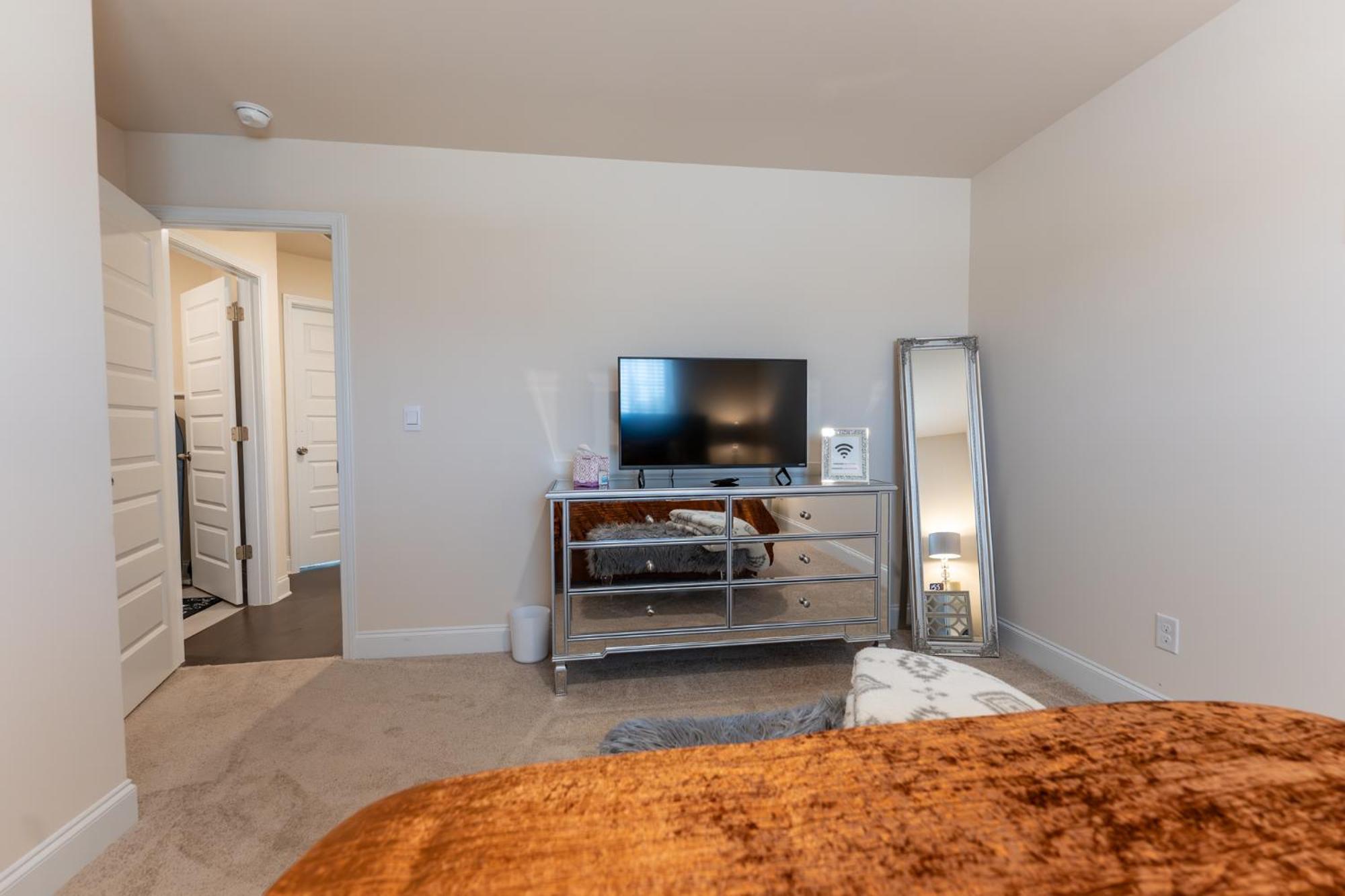 Luxury Bedroom With Private Bath Hampton Exterior photo
