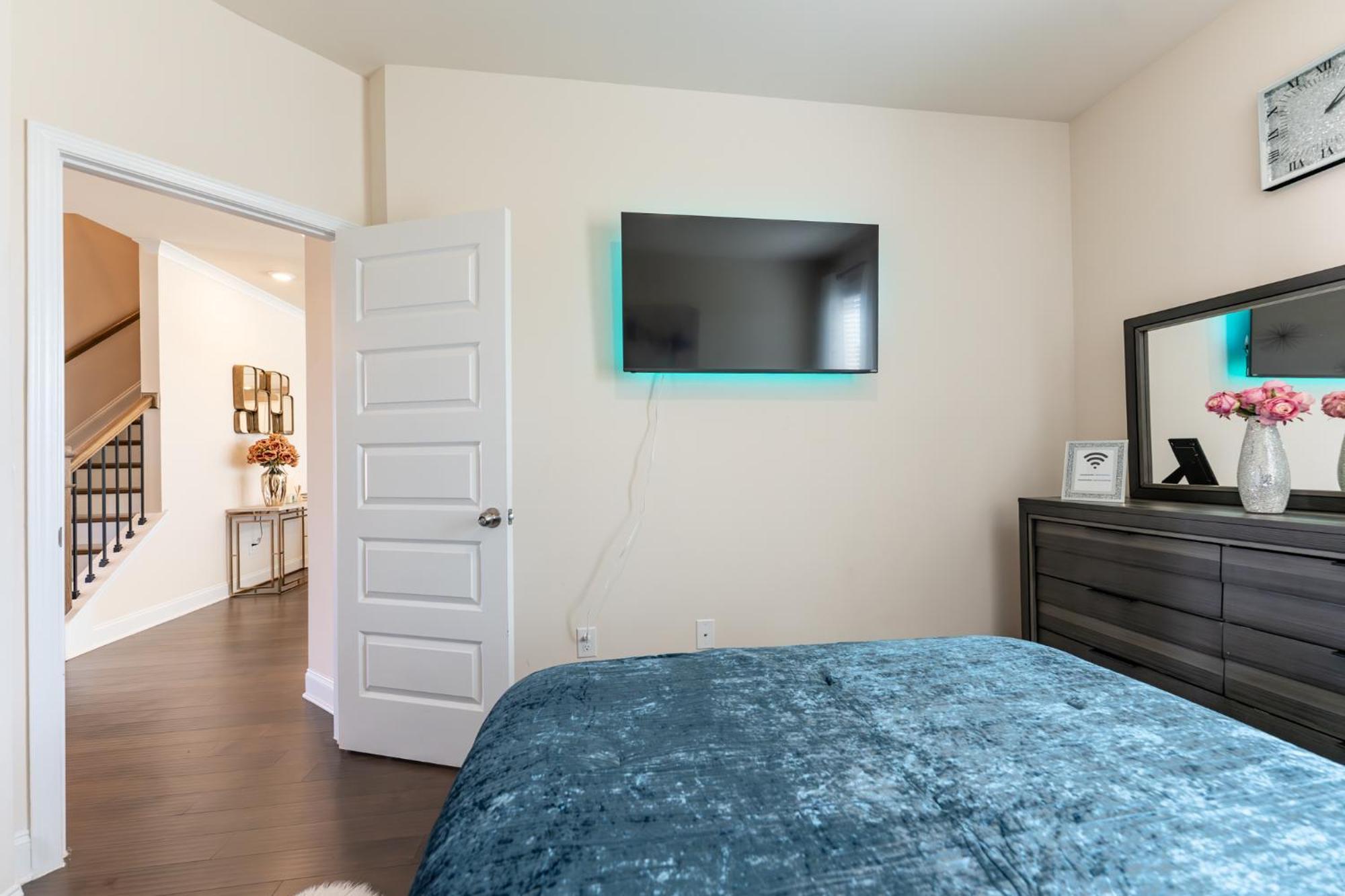 Luxury Bedroom With Private Bath Hampton Exterior photo
